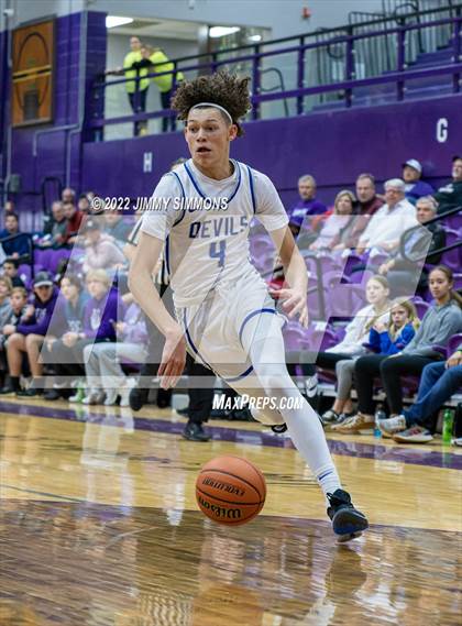 Thumbnail 3 in Quincy vs. Alton (Prairie Farms Holiday Classic) photogallery.