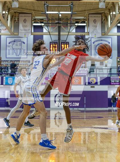 Thumbnail 3 in Quincy vs. Alton (Prairie Farms Holiday Classic) photogallery.