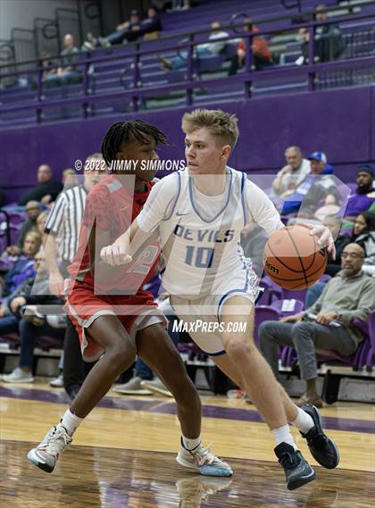 Thumbnail 2 in Quincy vs. Alton (Prairie Farms Holiday Classic) photogallery.