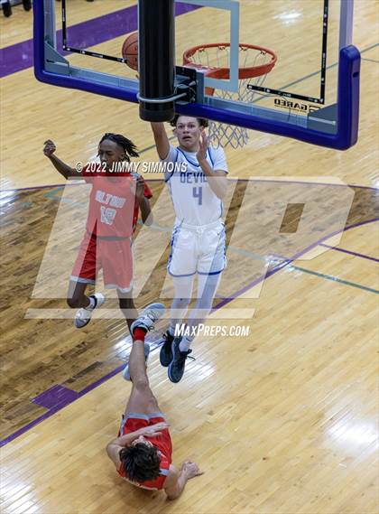 Thumbnail 2 in Quincy vs. Alton (Prairie Farms Holiday Classic) photogallery.