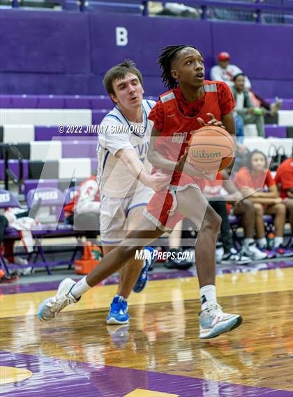 Thumbnail 1 in Quincy vs. Alton (Prairie Farms Holiday Classic) photogallery.