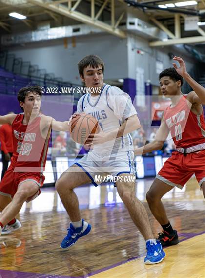 Thumbnail 3 in Quincy vs. Alton (Prairie Farms Holiday Classic) photogallery.
