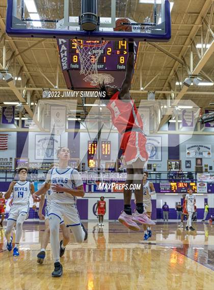 Thumbnail 2 in Quincy vs. Alton (Prairie Farms Holiday Classic) photogallery.