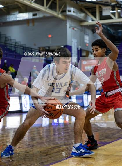 Thumbnail 2 in Quincy vs. Alton (Prairie Farms Holiday Classic) photogallery.
