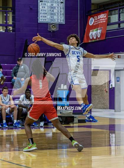 Thumbnail 2 in Quincy vs. Alton (Prairie Farms Holiday Classic) photogallery.