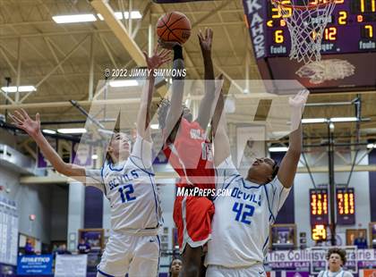 Thumbnail 2 in Quincy vs. Alton (Prairie Farms Holiday Classic) photogallery.