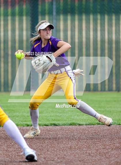 Thumbnail 2 in Indianola vs Xavier (Xavier Varsity Classic) photogallery.