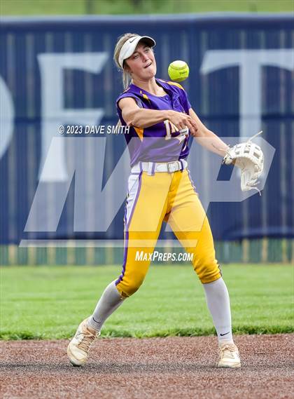 Thumbnail 3 in Indianola vs Xavier (Xavier Varsity Classic) photogallery.