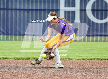 Thumbnail 3 in Indianola vs Xavier (Xavier Varsity Classic) photogallery.
