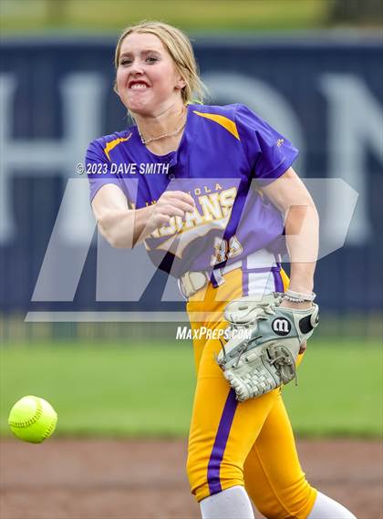 Thumbnail 3 in Indianola vs Xavier (Xavier Varsity Classic) photogallery.