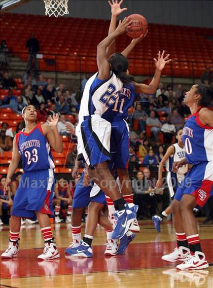 Thumbnail 1 in Duncanville vs. Summit (Texas 5A Region 1 Final) photogallery.