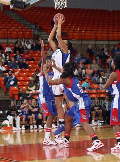 Thumbnail 1 in Duncanville vs. Summit (Texas 5A Region 1 Final) photogallery.