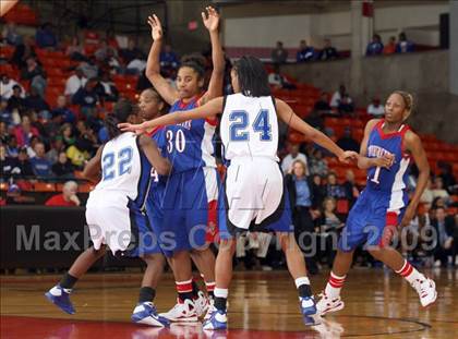 Thumbnail 1 in Duncanville vs. Summit (Texas 5A Region 1 Final) photogallery.