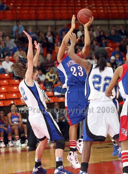 Thumbnail 2 in Duncanville vs. Summit (Texas 5A Region 1 Final) photogallery.