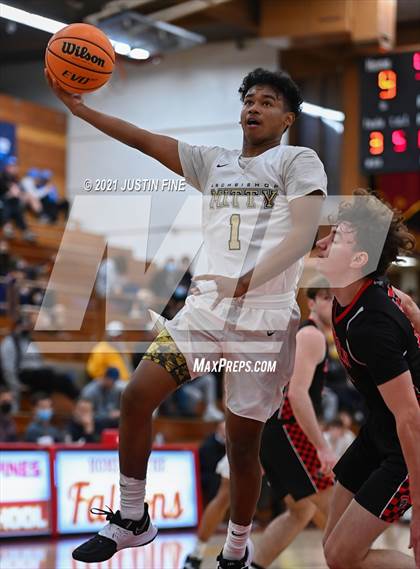 Thumbnail 3 in Lincoln vs. Archbishop Mitty (Torrey Pines Holiday Classic) photogallery.