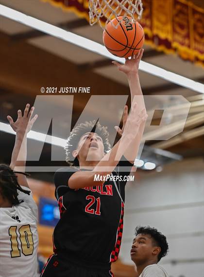 Thumbnail 3 in Lincoln vs. Archbishop Mitty (Torrey Pines Holiday Classic) photogallery.