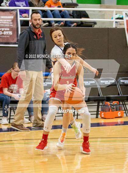 Thumbnail 3 in Sterling City vs. Hermleigh (UIL 1A Regional Semifinal) photogallery.