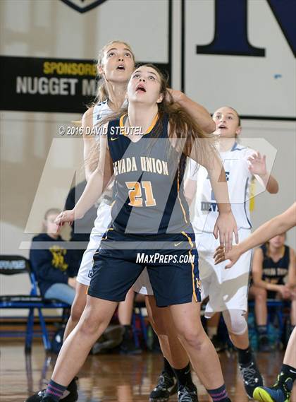 Thumbnail 2 in Nevada Union vs. Davis (Dorothy Speck Memorial) photogallery.