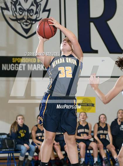 Thumbnail 1 in Nevada Union vs. Davis (Dorothy Speck Memorial) photogallery.