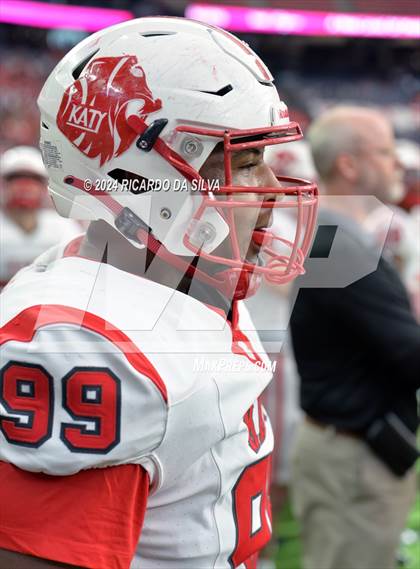 Thumbnail 2 in Katy vs. North Shore (UIL 6A Football Division 1 Region 3 Regional) photogallery.