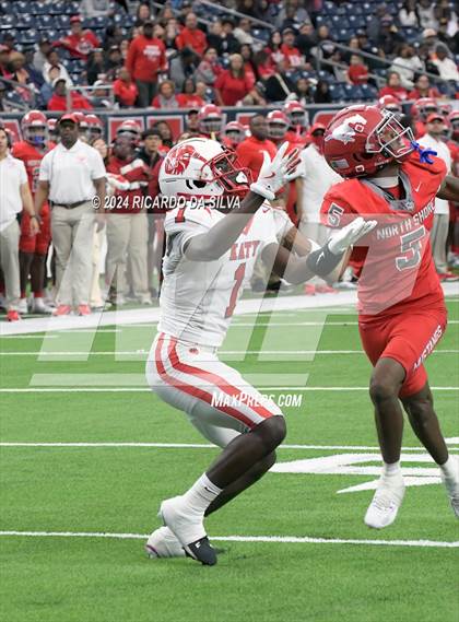 Thumbnail 3 in Katy vs. North Shore (UIL 6A Football Division 1 Region 3 Regional) photogallery.
