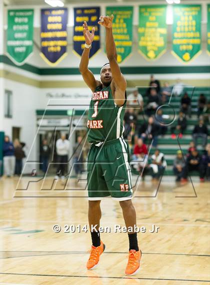 Thumbnail 2 in Cleveland Central Catholic vs Morgan Park (LeBron James Classic) photogallery.