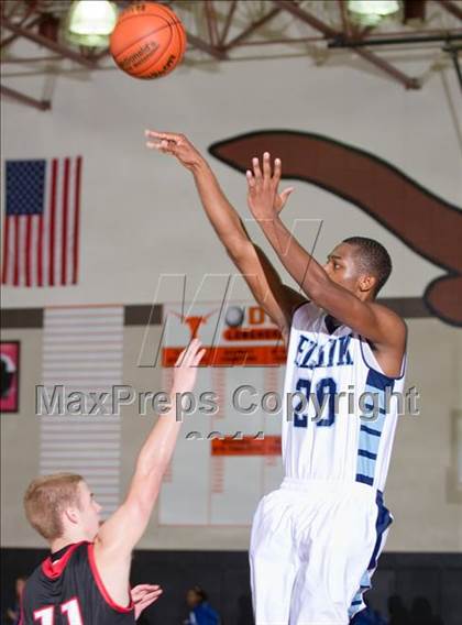 Thumbnail 2 in Alief Elsik vs. Langham Creek (McDonald's Texas Invitational) photogallery.