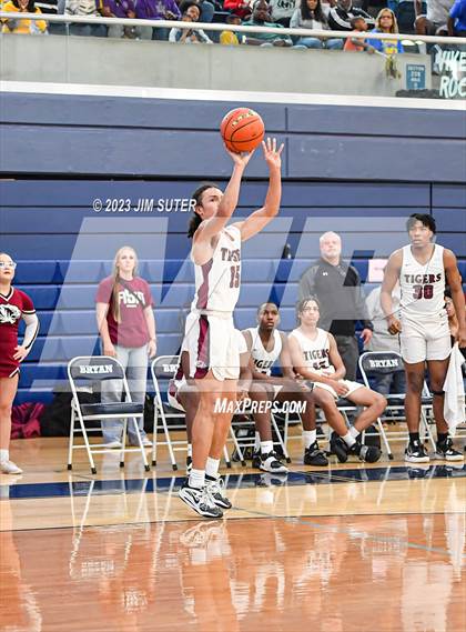 Thumbnail 1 in Silsbee vs Washington (UIL 4A Reg III Final) photogallery.