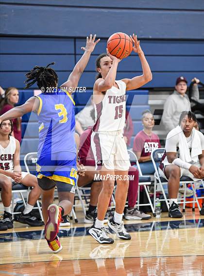 Thumbnail 2 in Silsbee vs Washington (UIL 4A Reg III Final) photogallery.