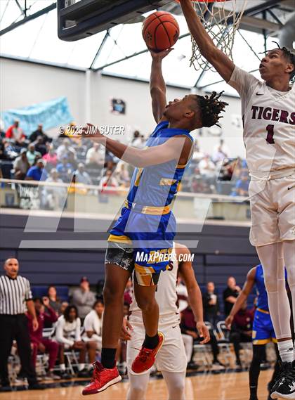 Thumbnail 1 in Silsbee vs Washington (UIL 4A Reg III Final) photogallery.