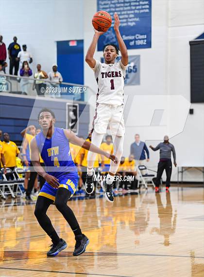 Thumbnail 2 in Silsbee vs Washington (UIL 4A Reg III Final) photogallery.