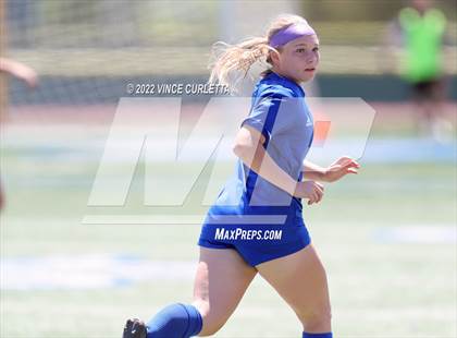 Thumbnail 2 in Westlake vs. Reagan (UIL 6A Regional Final) photogallery.