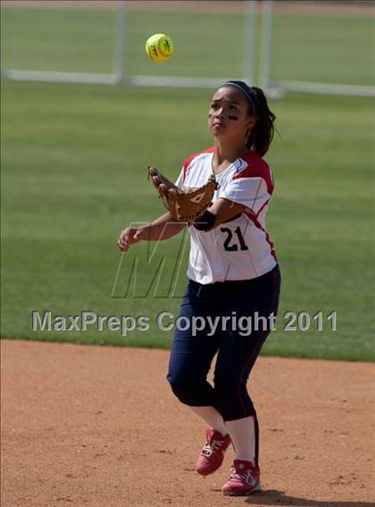 Thumbnail 3 in Pomona Catholic vs. Bellarmine-Jefferson (CIF SS D7 Final) photogallery.