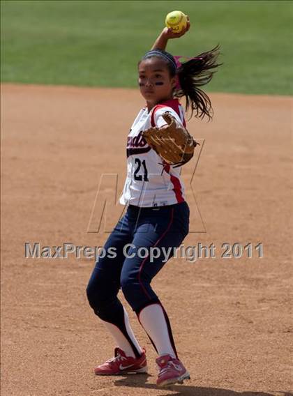 Thumbnail 2 in Pomona Catholic vs. Bellarmine-Jefferson (CIF SS D7 Final) photogallery.