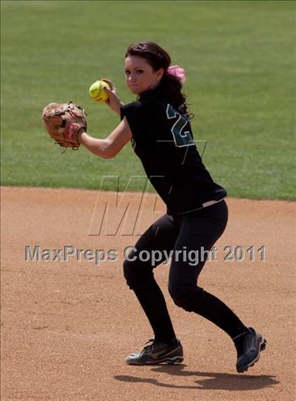 Thumbnail 2 in Pomona Catholic vs. Bellarmine-Jefferson (CIF SS D7 Final) photogallery.