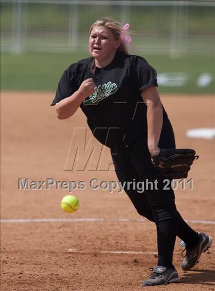 Thumbnail 3 in Pomona Catholic vs. Bellarmine-Jefferson (CIF SS D7 Final) photogallery.