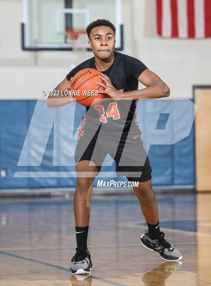 Thumbnail 2 in Mamaroneck vs Pelham (Pelham Holiday Tournament) photogallery.