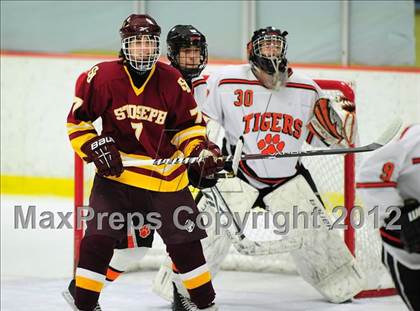 Thumbnail 3 in St. Joseph vs. Ridgefield (FCIAC Tier 1 Semifinal) photogallery.