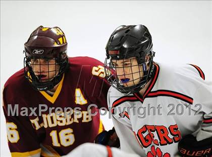 Thumbnail 3 in St. Joseph vs. Ridgefield (FCIAC Tier 1 Semifinal) photogallery.