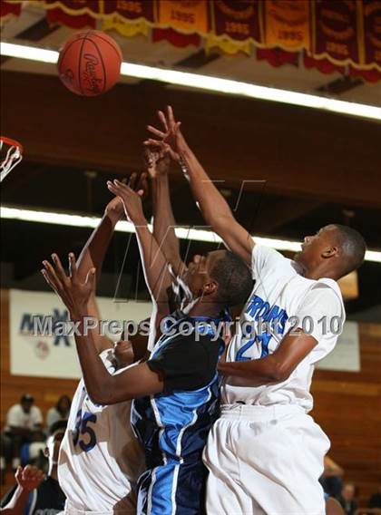 Thumbnail 3 in Lutheran vs. Compton (MaxPreps Holiday Classic) photogallery.