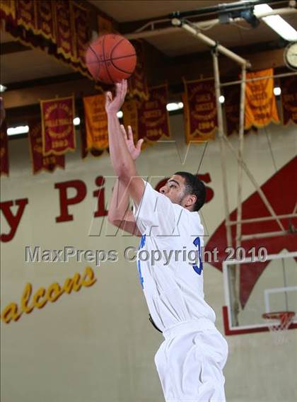 Thumbnail 2 in Lutheran vs. Compton (MaxPreps Holiday Classic) photogallery.