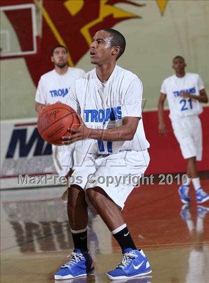 Thumbnail 3 in Lutheran vs. Compton (MaxPreps Holiday Classic) photogallery.