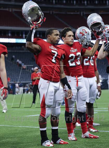 Thumbnail 3 in Lamar vs. Fort Bend Travis (UIL 5A Division 1 Regional Playoff) photogallery.