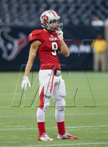 Thumbnail 3 in Lamar vs. Fort Bend Travis (UIL 5A Division 1 Regional Playoff) photogallery.