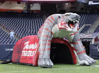 Thumbnail 1 in Lamar vs. Fort Bend Travis (UIL 5A Division 1 Regional Playoff) photogallery.