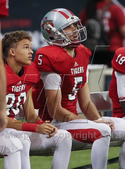 Thumbnail 1 in Lamar vs. Fort Bend Travis (UIL 5A Division 1 Regional Playoff) photogallery.