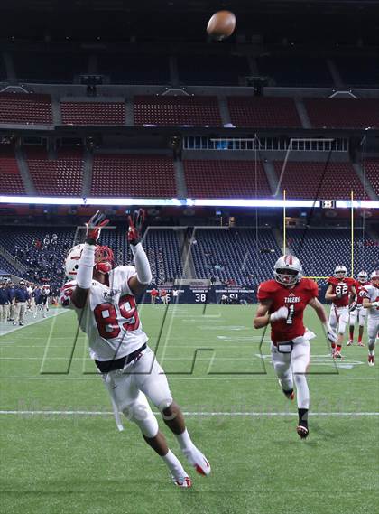 Thumbnail 3 in Lamar vs. Fort Bend Travis (UIL 5A Division 1 Regional Playoff) photogallery.