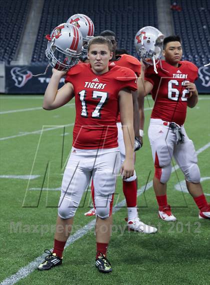 Thumbnail 1 in Lamar vs. Fort Bend Travis (UIL 5A Division 1 Regional Playoff) photogallery.