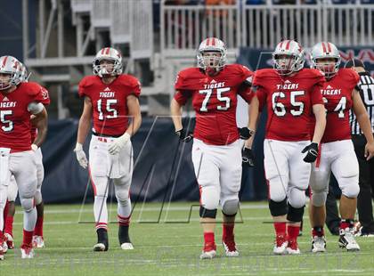Thumbnail 2 in Lamar vs. Fort Bend Travis (UIL 5A Division 1 Regional Playoff) photogallery.