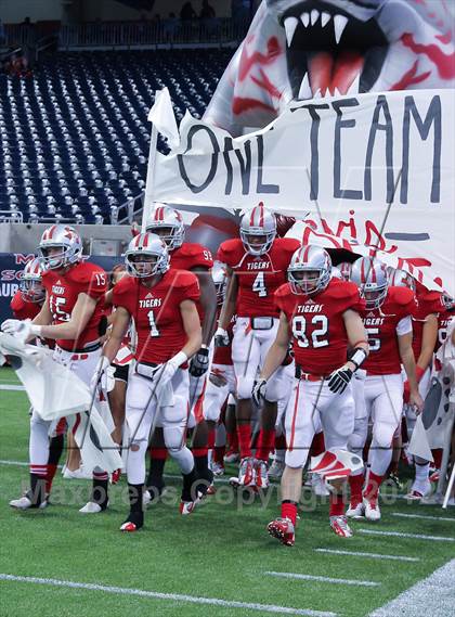 Thumbnail 1 in Lamar vs. Fort Bend Travis (UIL 5A Division 1 Regional Playoff) photogallery.